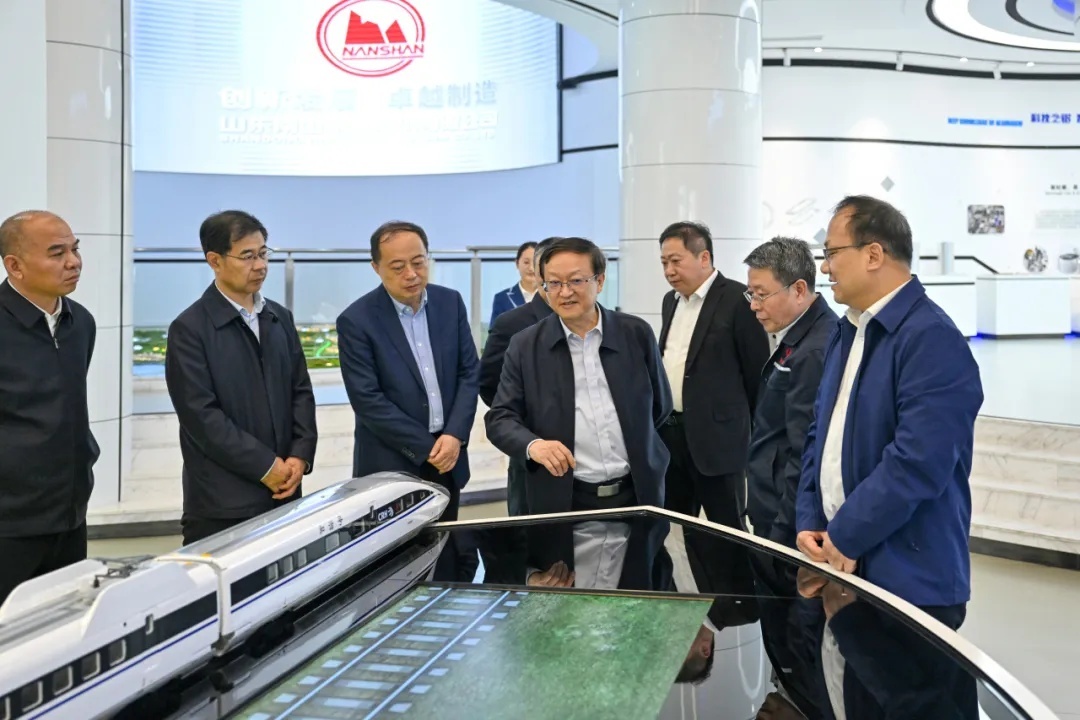 中南大学党委书记易红一行来南山调研