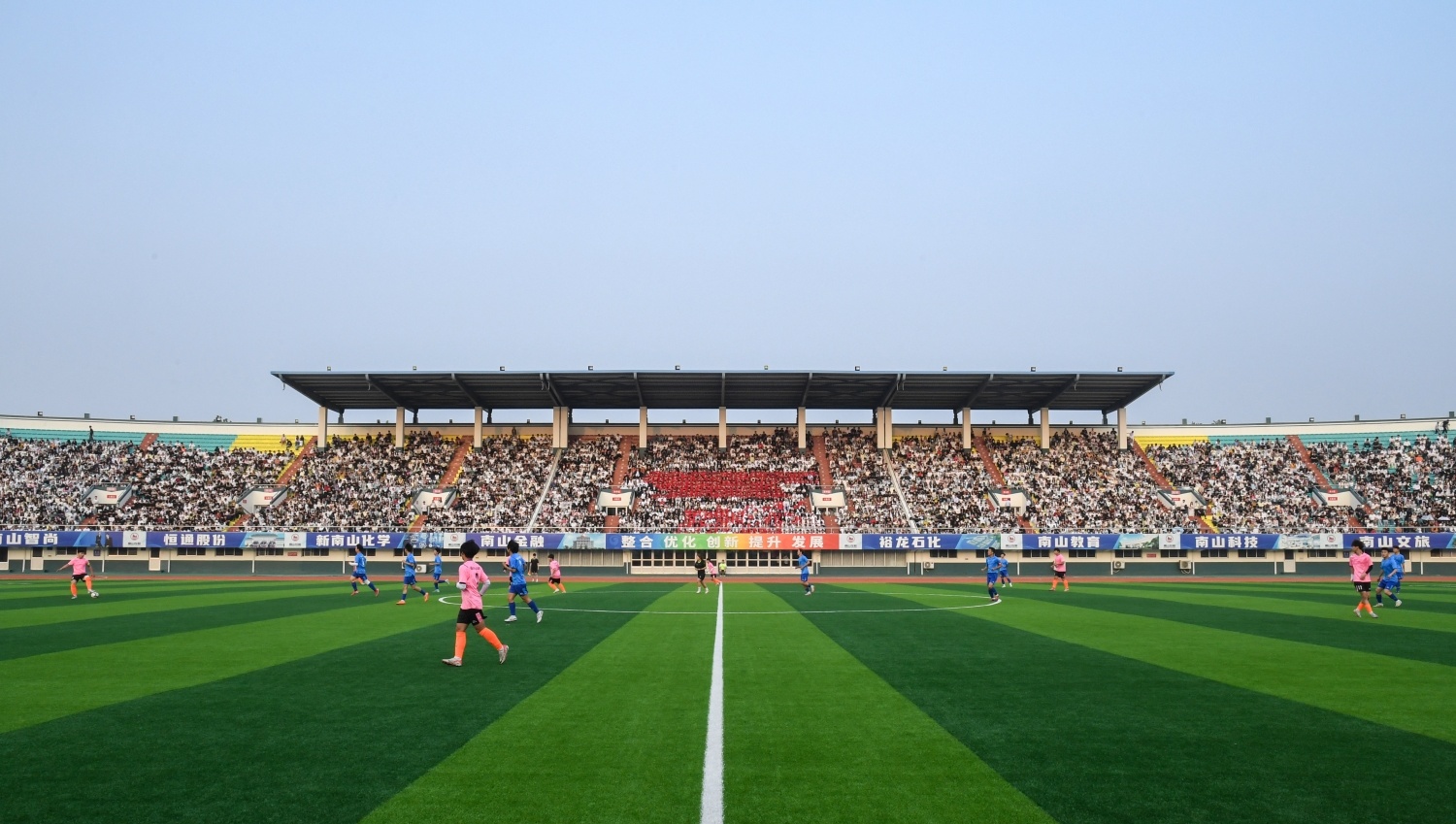 烟台南山学院足球盛宴点燃初夏之夜